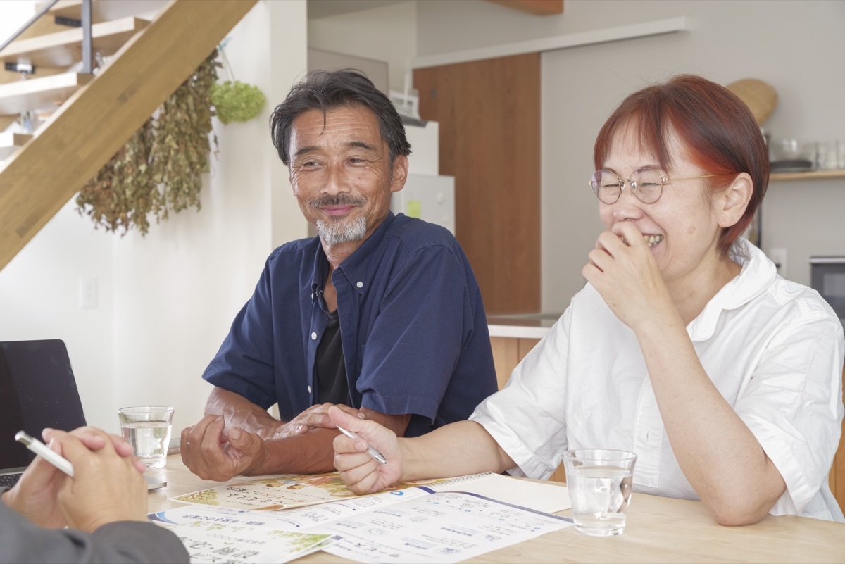 夫婦が担当者と査定内容について相談している様子